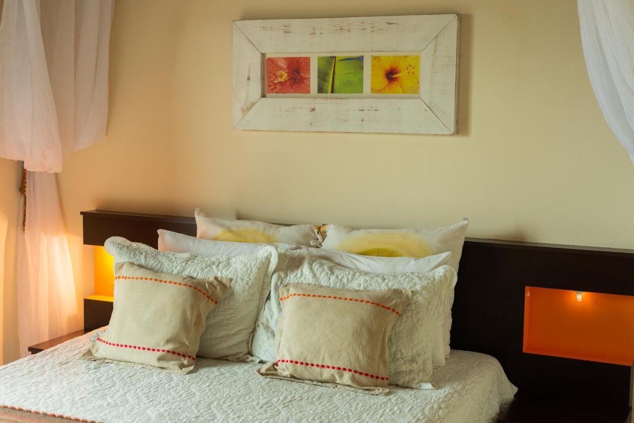 Olhos Verdes Guest House บอมบินญัส ภายนอก รูปภาพ
