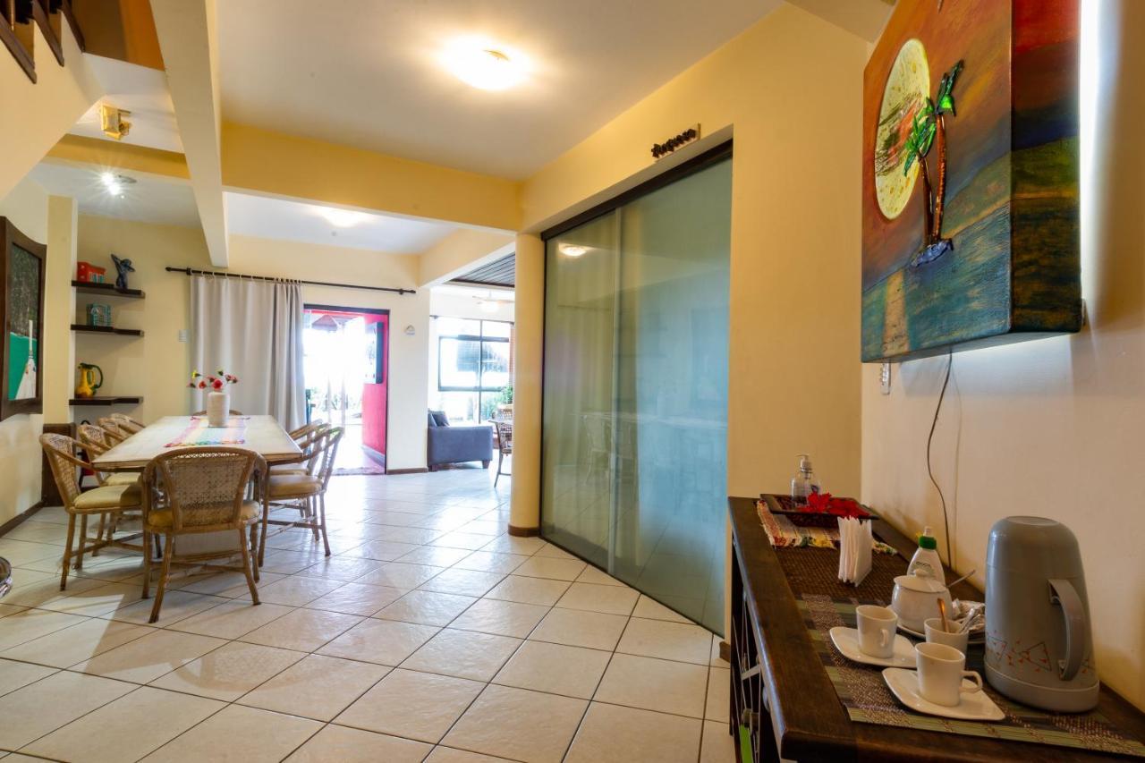 Olhos Verdes Guest House บอมบินญัส ภายนอก รูปภาพ